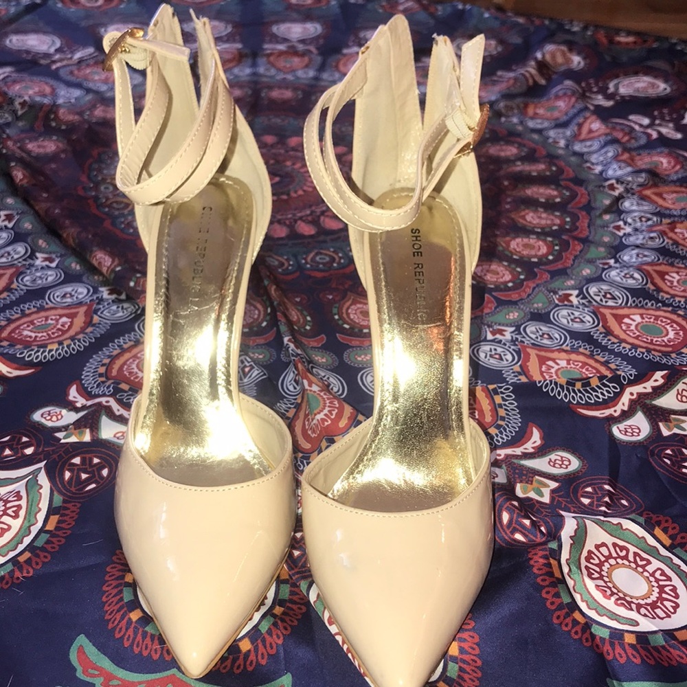 Beige point toe heal